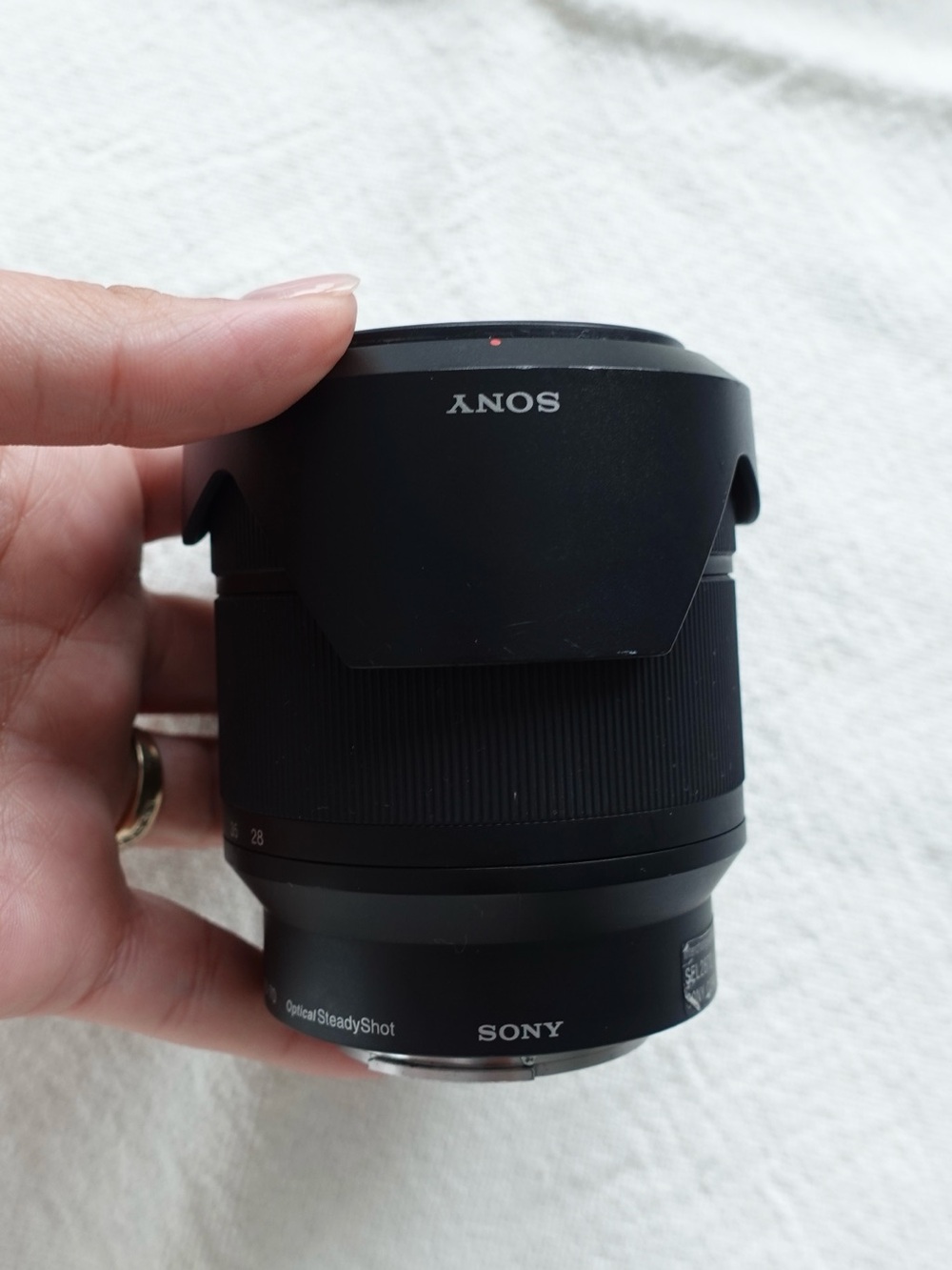 Sony FE 28-70mm f/3.5-5.6 OSS Full Frame E-Mount Zoom Lens (SEL2870) - Picture 4 of 7